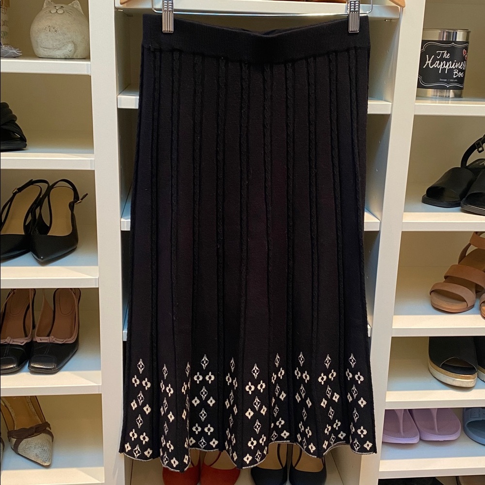 Max Studio Black and White Knit Maxi Skirt. GUC. Size S.